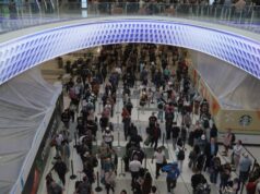 Longas filas, trabalhadores não remunerados da TSA: especialistas dizem que o sistema de viagens aéreas dos EUA está em crise Agentes federais armados em um aeroporto