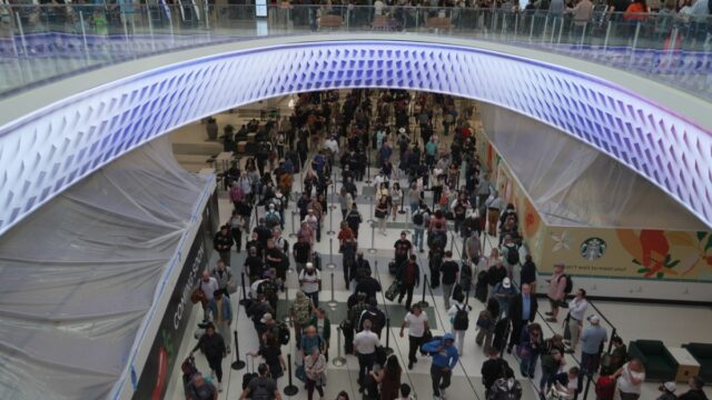 Agentes federais armados em um aeroporto