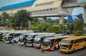 Lonjakan Penumpang Mudik di Kampung Rambutan Capai 100 Persen sejak Minggu Pagi Lonjakan Penumpang Mudik di Kampung Rambutan Capai 100 Persen sejak Minggu Pagi