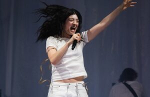 Lorde revela que agora é uma artista independente depois que seu contrato com a Universal expirou no ano passado Lorde revela que agora é uma artista independente depois que seu contrato com a Universal expirou no ano passado