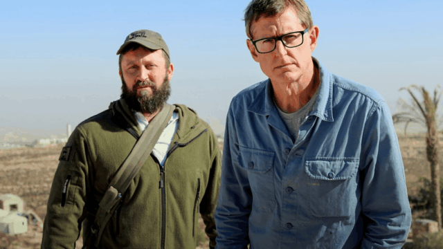 Louis Theroux sobre a captura da realidade dos assentamentos israelenses em 'The Settlers': 'Eu nunca tinha visto algo assim acontecer abertamente sem vergonha'
