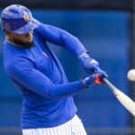 Luis Robert Jr., praticando rebatidas no início do treinamento de primavera, acertou um home run em um jogo da liga secundária no campo de defesa em Port St. Lucie em 6 de março de 2026.