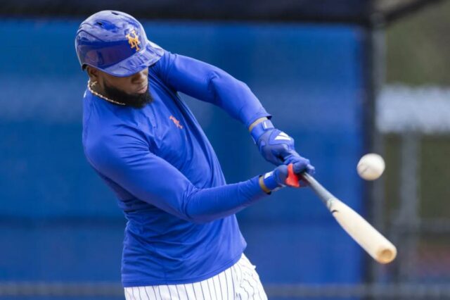 Luis Robert Jr., praticando rebatidas no início do treinamento de primavera, acertou um home run em um jogo da liga secundária no campo de defesa em Port St. Lucie em 6 de março de 2026.