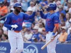 Luis Robert Jr. permanece aquecido após o início tardio do treinamento de primavera do Mets Os jogadores do New York Mets, Luis Robert Jr. (88) e Tyrone Taylor (15), cumprimentam-se.