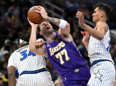 Luka Doncic, estrela do Lakers, comete 16ª falta técnica contra o Magic Luka Doncic nº 77 do Los Angeles Lakers dribla a bola contra o Orlando Magic.