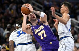 Luka Doncic, estrela do Lakers, comete 16ª falta técnica contra o Magic Luka Doncic nº 77 do Los Angeles Lakers dribla a bola contra o Orlando Magic.