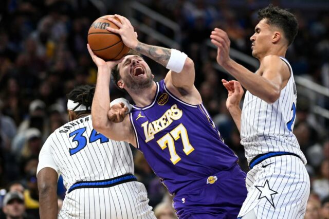 Luka Doncic nº 77 do Los Angeles Lakers dribla a bola contra o Orlando Magic.