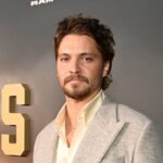GettyImages-2263420215 Luke Grimes muda-se para Montana