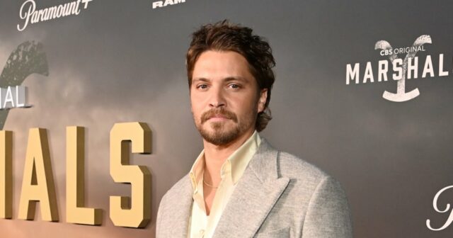 Luke Grimes diz que os moradores de Montana 'não estão GettyImages-2263420215 Luke Grimes muda-se para Montana