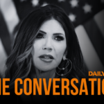 O diretor do FBI, Kash Patel, e a secretária de Segurança Interna dos EUA, Kristi Noem, sentam-se em um Cadillac rosa feito de blocos de LEGO antes da corrida de automóveis do Grande Prêmio de Fórmula 1 de Las Vegas, sábado, 22 de novembro de 2025, em Las Vegas. (Foto AP/Eric Gay)