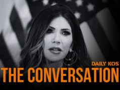 MAGA continua batendo na parede O diretor do FBI, Kash Patel, e a secretária de Segurança Interna dos EUA, Kristi Noem, sentam-se em um Cadillac rosa feito de blocos de LEGO antes da corrida de automóveis do Grande Prêmio de Fórmula 1 de Las Vegas, sábado, 22 de novembro de 2025, em Las Vegas. (Foto AP/Eric Gay)