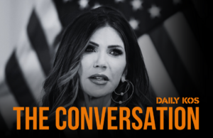 MAGA continua batendo na parede O diretor do FBI, Kash Patel, e a secretária de Segurança Interna dos EUA, Kristi Noem, sentam-se em um Cadillac rosa feito de blocos de LEGO antes da corrida de automóveis do Grande Prêmio de Fórmula 1 de Las Vegas, sábado, 22 de novembro de 2025, em Las Vegas. (Foto AP/Eric Gay)