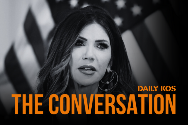 O diretor do FBI, Kash Patel, e a secretária de Segurança Interna dos EUA, Kristi Noem, sentam-se em um Cadillac rosa feito de blocos de LEGO antes da corrida de automóveis do Grande Prêmio de Fórmula 1 de Las Vegas, sábado, 22 de novembro de 2025, em Las Vegas. (Foto AP/Eric Gay)