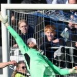 Maarten Paes de chapéu defendendo o gol do Ajax está em destaque, parece brilhante como Genzo Wakabayashi