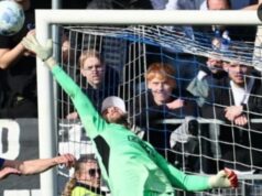 Maarten Paes de chapéu defendendo o gol do Ajax está em destaque, parece brilhante como Genzo Wakabayashi Maarten Paes de chapéu defendendo o gol do Ajax está em destaque, parece brilhante como Genzo Wakabayashi