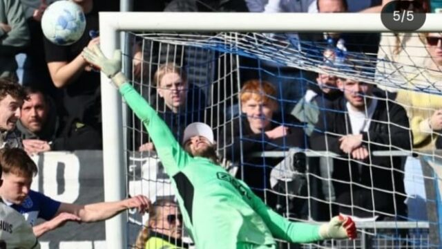 Maarten Paes de chapéu defendendo o gol do Ajax está Maarten Paes de chapéu defendendo o gol do Ajax está em destaque, parece brilhante como Genzo Wakabayashi