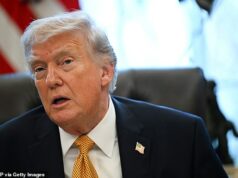 Macron diz que NÃO enviará a marinha para o Estreito de Ormuz e a UE diz a Trump para parar a guerra com o Irão ‘para que todos salvem a face’ enquanto a NATO despreza o presidente Os países da NATO reagiram a Donald Trump depois de ele ter exigido a sua ajuda para reabrir o Estreito de Ormuz