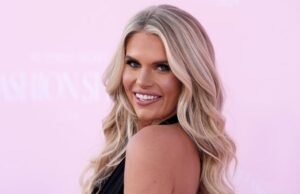 Madison LeCroy usa exatamente essas regatas de treinamento para pessoas gratuitas Camisa listrada Madison LeCroy