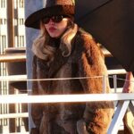 Madonna embrulhada em um casaco de pele marrom ao sair em Veneza com seu namorado Akeem Morris na sexta-feira