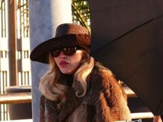 Madonna, 67 anos, veste um casaco de pele enquanto aproveita um passeio em Veneza com seu namorado brinquedo, Akeem Morris, 29 Madonna embrulhada em um casaco de pele marrom ao sair em Veneza com seu namorado Akeem Morris na sexta-feira