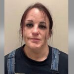 Mãe e dois amigos são presos após supostamente deixarem o bebê no carro para ir a bares