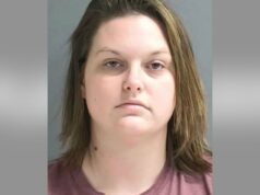 Mãe da Flórida descobre o destino depois de deixar o namorado bater em seu filho Mulher supostamente abusiva bateu em criança com remo de madeira, chamada de 'ajustador de atitude'