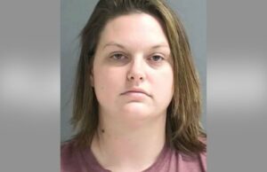 Mãe da Flórida descobre o destino depois de deixar o namorado bater em seu filho Mulher supostamente abusiva bateu em criança com remo de madeira, chamada de 'ajustador de atitude'