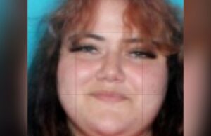 Mãe é presa após atropelar criança que caiu de veículo em movimento Mãe abandonou filho e dirigiu por vários estados antes de atingir fatalmente uma mulher com seu carro