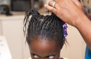 Mãe elogiada por não deixar o ex fazer o cabelo da filha: ‘dano permanente’ Mãe elogiada por não deixar o ex fazer o cabelo da filha: ‘dano permanente’