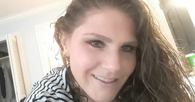 Mãe esfaqueada até a morte por aparente estranho no ponto Homem esfaqueou mulher até a morte na Barnes and Noble dias antes do Natal