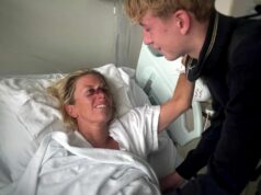 Mãe passa por cirurgia após ser atacada por dentista e escritor famoso Uma mulher do leste de Sydney foi submetida a uma cirurgia depois de ser atacada dentro de sua casa por um dentista famoso que mais tarde foi morto a tiros pela polícia. A família da fotógrafa e mãe de três filhos, Chloe Paul, disse ao 9News que ela estava trabalhando em sua casa em Potts Point quando o Dr. Steven Lin invadiu sua unidade exigindo dinheiro.