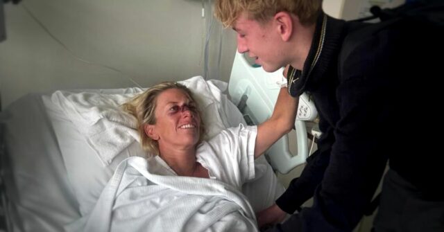 Mãe passa por cirurgia após ser atacada por dentista e Uma mulher do leste de Sydney foi submetida a uma cirurgia depois de ser atacada dentro de sua casa por um dentista famoso que mais tarde foi morto a tiros pela polícia. A família da fotógrafa e mãe de três filhos, Chloe Paul, disse ao 9News que ela estava trabalhando em sua casa em Potts Point quando o Dr. Steven Lin invadiu sua unidade exigindo dinheiro.