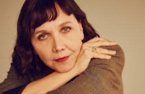 Maggie Gyllenhaal constrói seu próprio tipo de monstro com o ultra-vivo ‘The Bride!’ Maggie Gyllenhaal constrói seu próprio tipo de monstro com o ultra-vivo 'The Bride!'