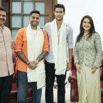 Maharashtra CM Devendra Fadnavis felicita Suryakumar Yadav e Shivam Dube após a vitória da Índia na Copa do Mundo T20