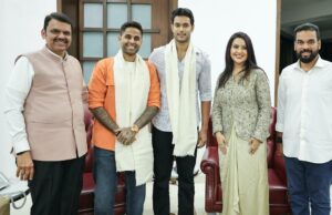 Maharashtra CM Devendra Fadnavis felicita Suryakumar Yadav e Shivam Dube após a vitória da Índia na Copa do Mundo T20 Maharashtra CM Devendra Fadnavis felicita Suryakumar Yadav e Shivam Dube após a vitória da Índia na Copa do Mundo T20