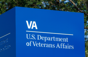 Mais de 1 milhão de veteranos ‘perdendo os benefícios aos quais têm direito’ Signage and logo of the U.S. Department of Veterans Affairs - stock photo