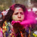 As pessoas dançam durante o Holi Fest organizado pela Associação de Indo Americanos no Discovery Meadow em San Jose, Califórnia, no sábado, 15 de março de 2025. (Shae Hammond/Bay Area News Group)
