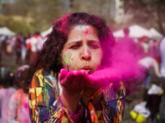 Mais de 10 eventos para celebrar o Holi na Bay Area As pessoas dançam durante o Holi Fest organizado pela Associação de Indo Americanos no Discovery Meadow em San Jose, Califórnia, no sábado, 15 de março de 2025. (Shae Hammond/Bay Area News Group)