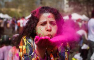 Mais de 10 eventos para celebrar o Holi na Bay Area As pessoas dançam durante o Holi Fest organizado pela Associação de Indo Americanos no Discovery Meadow em San Jose, Califórnia, no sábado, 15 de março de 2025. (Shae Hammond/Bay Area News Group)