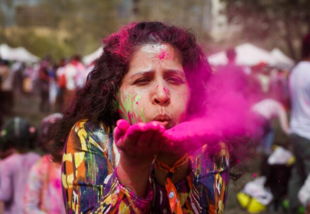 As pessoas dançam durante o Holi Fest organizado pela Associação de Indo Americanos no Discovery Meadow em San Jose, Califórnia, no sábado, 15 de março de 2025. (Shae Hammond/Bay Area News Group)