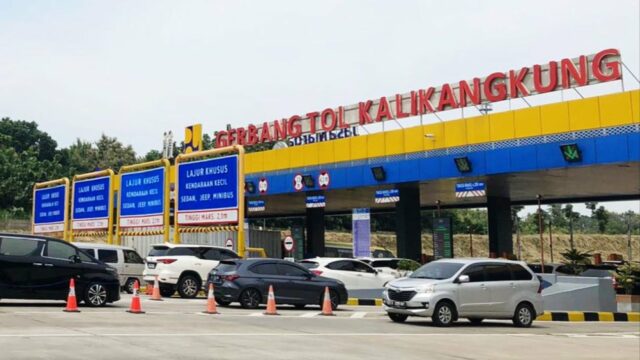 Mais de 2.000 Kendaraan Padati Arus Balik Mudik de Tol Kalikangkung Semarang
