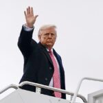 O presidente Donald Trump acena para a imprensa enquanto parte para Miami na tarde de sexta-feira. O CENTCOM divulgou números na sexta-feira que afirmam que mais de 300 militares americanos foram feridos até agora na Operação Epic Fury