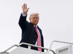 Mais de 300 soldados dos EUA ficaram feridos na guerra de Trump com o Irã, à medida que a sombria realidade do campo de batalha emerge em meio a temores de invasão terrestre O presidente Donald Trump acena para a imprensa enquanto parte para Miami na tarde de sexta-feira. O CENTCOM divulgou números na sexta-feira que afirmam que mais de 300 militares americanos foram feridos até agora na Operação Epic Fury