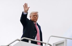 Mais de 300 soldados dos EUA ficaram feridos na guerra de Trump com o Irã, à medida que a sombria realidade do campo de batalha emerge em meio a temores de invasão terrestre O presidente Donald Trump acena para a imprensa enquanto parte para Miami na tarde de sexta-feira. O CENTCOM divulgou números na sexta-feira que afirmam que mais de 300 militares americanos foram feridos até agora na Operação Epic Fury