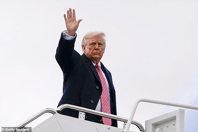 Mais de 300 soldados dos EUA ficaram feridos na guerra O presidente Donald Trump acena para a imprensa enquanto parte para Miami na tarde de sexta-feira. O CENTCOM divulgou números na sexta-feira que afirmam que mais de 300 militares americanos foram feridos até agora na Operação Epic Fury