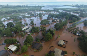 Mais de 4.000 pessoas foram instruídas a evacuar as enchentes no Havaí, enquanto as autoridades alertam que a barragem de 120 anos pode falhar Yahoo news home