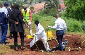 Mais de duas dúzias de crianças entre 33 corpos retirados de vala comum no Quénia: autoridades Mais de duas dúzias de crianças entre 33 corpos retirados de vala comum no Quénia: autoridades