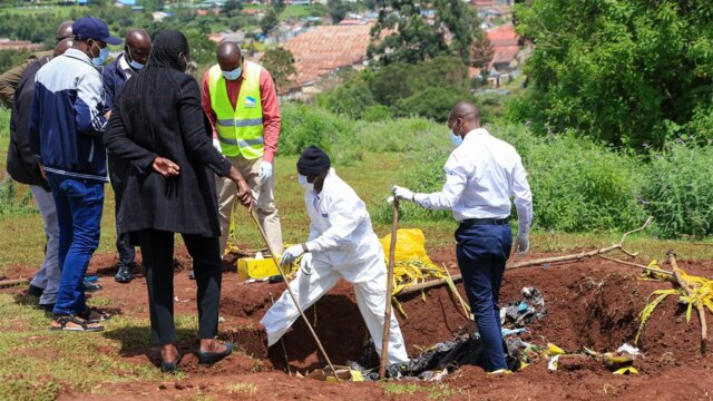 Mais de duas dúzias de crianças entre 33 corpos retirados Mais de duas dúzias de crianças entre 33 corpos retirados de vala comum no Quénia: autoridades