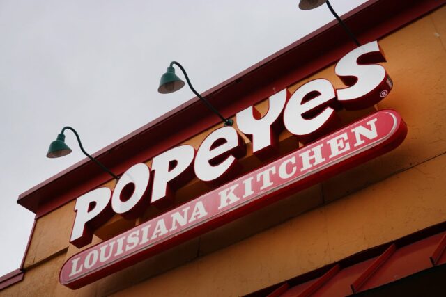 Três locais da Popeyes Louisiana Kitchen fecharam depois que seu franqueado pediu falência (Getty)