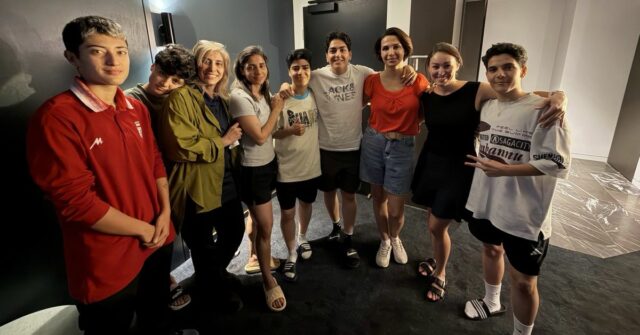 Mais três jogadores de futebol iranianos dão meia-volta com a Mais três jogadores de futebol iranianos dão meia-volta com a decisão de permanecer na Austrália